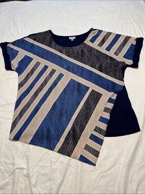 Avenue Geometric Short Sleeve Top in Blue , white and silver
